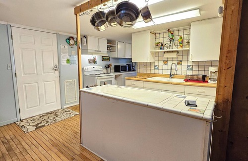Taylor Creek House | FISHERMAN'S PARADISE! 2Bd/2Ba waterfront retreat with access to Lake Okeechobee!