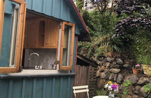 Cadgwith Cottage | Fisherman's Studio in Cadgwith Cove - sleeps 2 guests in 1 bedroom
