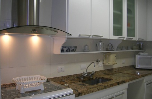 Enseada Apartment | Fit 3 bedrooms, 2 living rooms, accommodates up to 8 people and views of the sea.