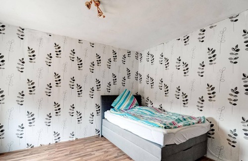 Uebigau-Wahrenbruck Apartment | Fitter's room in the south of Brandenburg with tv