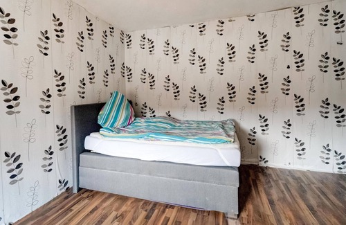 Uebigau-Wahrenbruck Apartment | Fitter's room in the south of Brandenburg with tv