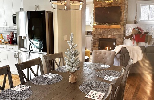 Buford House | Five Bdrms, Fire pit! Perfect for groups! Water park, boat ramp, venues nearby!