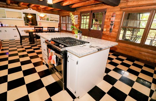 Honokaa House | Five bedroom log cabin near Waipi'o Valley
