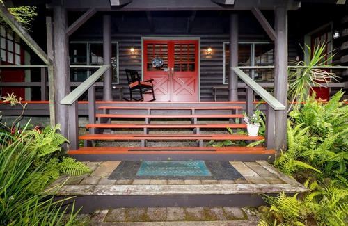 Honokaa House | Five bedroom log cabin near Waipi'o Valley