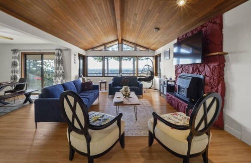 Lower Sumas Mountain House | Five Bedroom Oasis with View of Abbottsford Valley