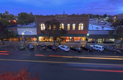 Walla Walla Apartment | Five — King Bed, Historic Downtown Apartment in Nicely Appointed Building on Main Street