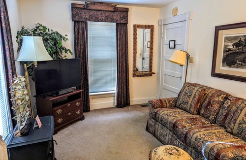 Lebanon Apartment | Five room suite designed for comfort and relaxing well located near downtown