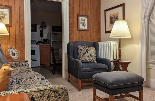 Lebanon House | Five room Suite in quiet Victorian neighborhood walking distance to downtown.