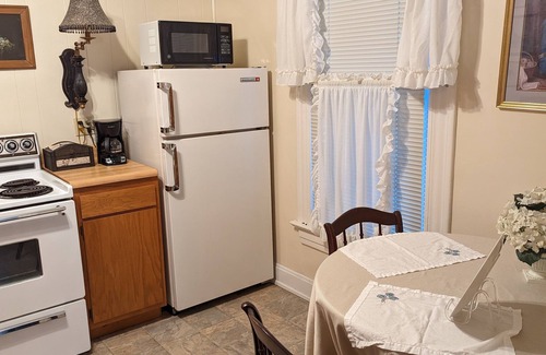 Lebanon House | Five room Suite in quiet Victorian neighborhood walking distance to downtown.