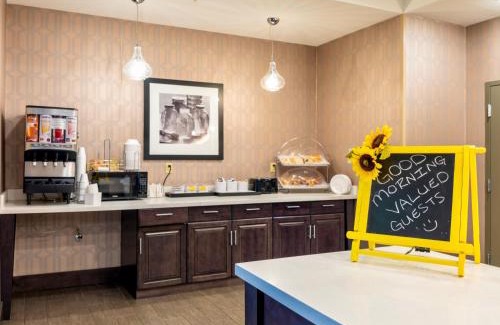 Pratt Hotel | Flag Point Inn and Suites Pratt by FairBridge