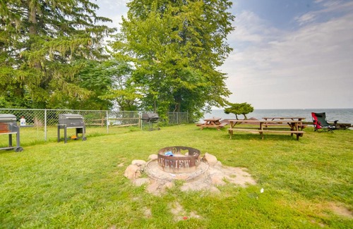 Geneva-on-the-Lake House | Flamingo Geneva Getaway Steps to Lake Erie!