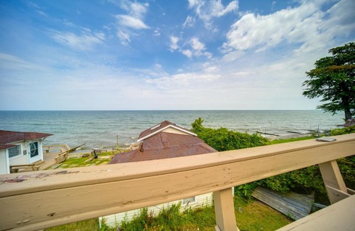 Geneva-on-the-Lake House | Flamingo Geneva Getaway Steps to Lake Erie!