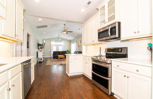 North Myrtle Beach House | Flamingo Hideaway Modern House w Elevator