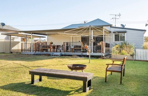 Cessnock House | Flamingo House - 7 mins to Pokolbin wineries, dog friendly, fully fenced