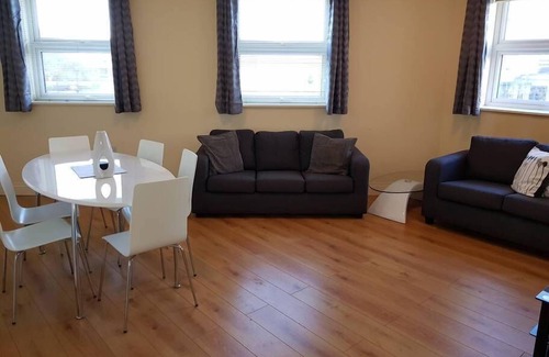 Southampton Apartment | Flat 10 Roomy Apt, close to Hospital, Ships & Mayflower