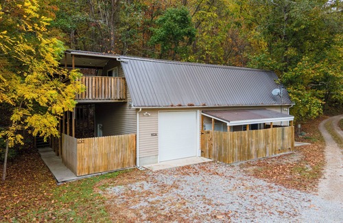 Ray Apartment | Flat in Appalachian Hills, Hot Tub and BBQ