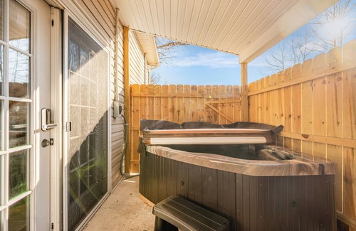 Ray Apartment | Flat in Appalachian Hills, Hot Tub and BBQ