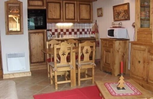 Crest-Voland Apartment | Flat located in a quality residence with swimming pool, lift, covered garage.