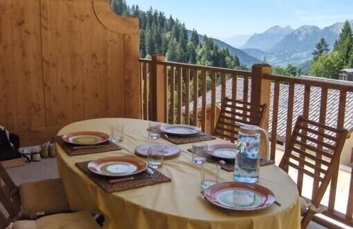 Crest-Voland Apartment | Flat located in a quality residence with swimming pool, lift, covered garage.