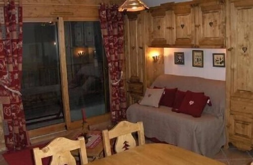 Crest-Voland Apartment | Flat located in a quality residence with swimming pool, lift, covered garage.