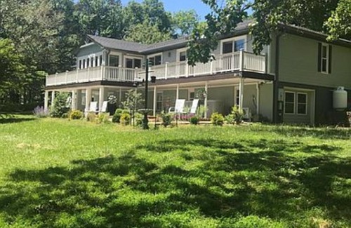 Huddleston House | FLAT LOT BOAT-RAMP NO-WAKE-COVE OFF MAIN CHANNEL LG HOME-GAMERM FIRE PIT KAYAKS+