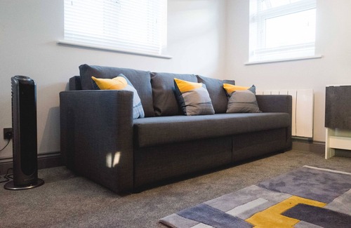Beaconsfield Apartment | Flat No 3 central Beaconsfield - easy walk to Station, NFTS shops & restaurants