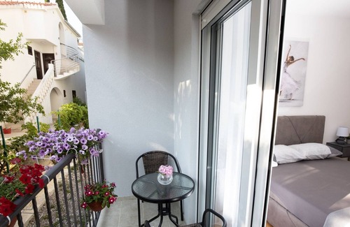 Velji Vinogradi Apartment | Flat w Balcony 3 min to Beach Near Budva Old Town