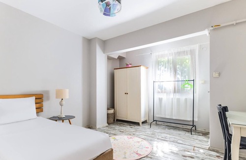 Kadikoy Apartment | Flat w Garden 10 min to Bull Statue in Kadikoy