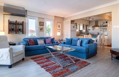 Cesme Apartment | Flat w Sea View, Balcony 3 min to Cesme Marina