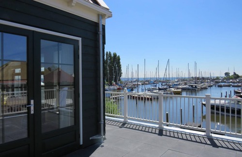 Uitdam House | Flat with 4 bedrooms, 2 bathrooms and a balcony