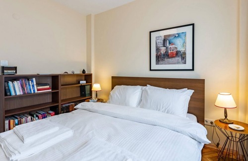 Rumeli Hisari Apartment | Flat with Bosphorus View near Shore in Sariyer