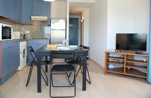 Castello d'Empuries Apartment | Flat with canal views and communal pool AV-20