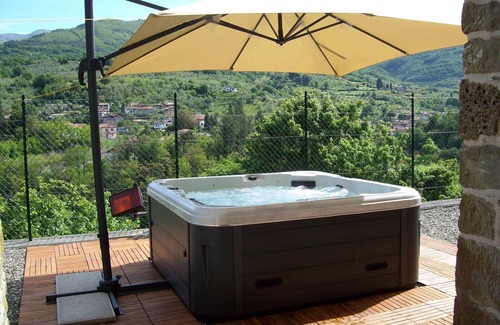 Argigliano Apartment | Flat with heated hot tub and shared pool
