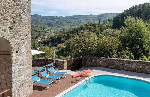 Argigliano Apartment | Flat with heated hot tub and shared pool