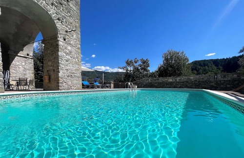 Argigliano Apartment | Flat with heated hot tub and shared pool