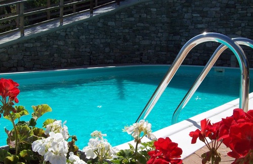Argigliano Apartment | Flat with heated hot tub and shared pool