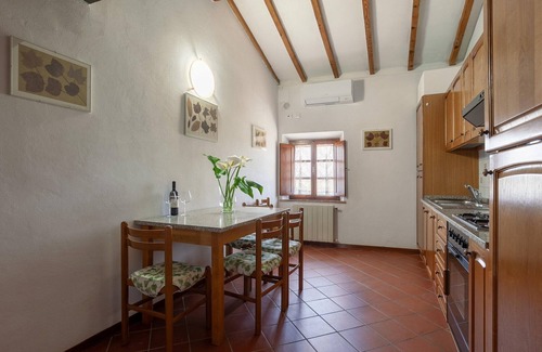 Peccioli Apartment | Flat with swimming pool and air conditioning