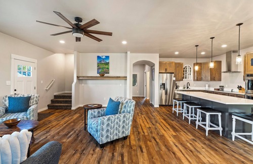 Polson House | Flathead Lake at Riverside Park: Large Groups - Steps to Main St & Boat Rentalsn