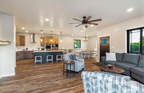 Polson House | Flathead Lake at Riverside Park: Large Groups - Steps to Main St & Boat Rentalsn