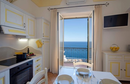 Praiano House | FLATIRON APP 2 - CHARMING APARTMENT WITH STUNNING SEA VIEW -Sosòre Holiday Homes