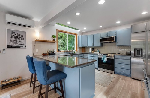 Bainbridge Island House | Fletcher Bayfront home with water views, deck, private dock, & 2 kayaks/SUPs