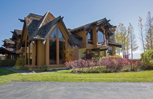 Homewood House | Fleur Du Lac 16 By Tahoe Getaways - Lakefront Monthly Rental with Pool, Tennis, Gym, Boat Slip
