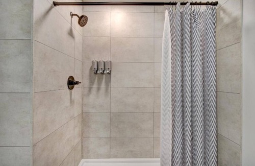 Silverthorne Hotel | Flexible Stay for Groups – 2 Relaxing Units, Walk to Dining, Music, Art & Parks