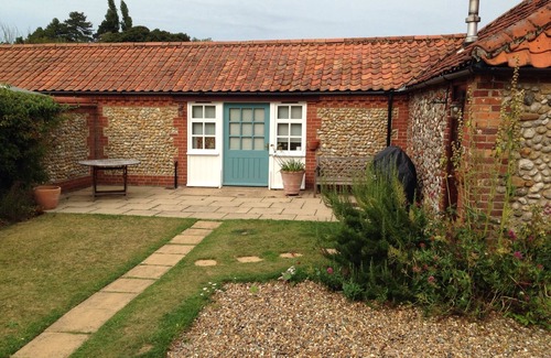 Little Thornage Cottage | FLINT COTTAGE WITH PRIVATE POOL, ANNEX, OWN PARKING SLEEPING 8 PEOPLE.