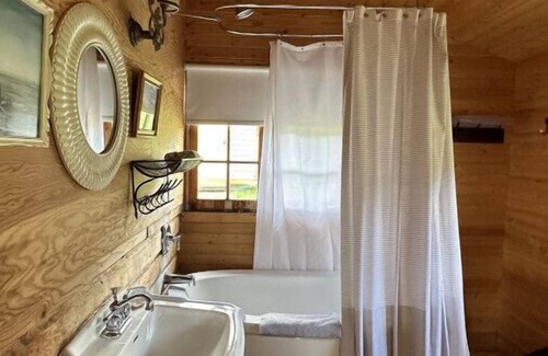 Division No. 3 Cabin | Flint Rock Ranch - The Grey House
