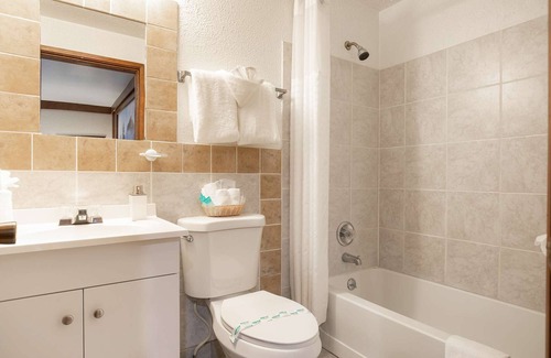 Ocean Shores Hotel | Flip Flop - Queen Studio Room at Wanderlust Inn, Pet Friendly