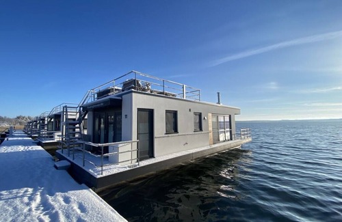 Laasow Boat Rental | Floating House "Time Out"