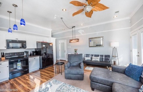 Parsons Boat Rental | Floating house next to boat ramp & marina!