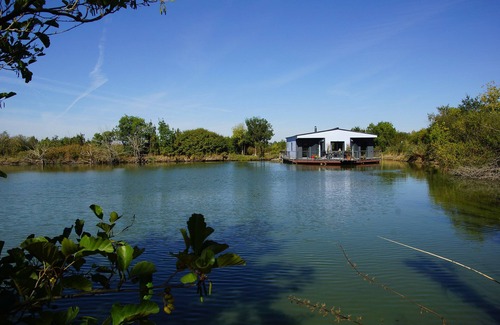Le Langon House | FLOATING HOUSE, POOL, HAMMAM, SAUNA, BALNEO
