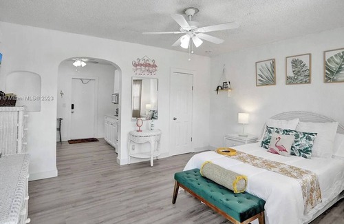 Lake Worth Cottage | FLOCKS + FEATHERS: 4 mins away from beach/casino